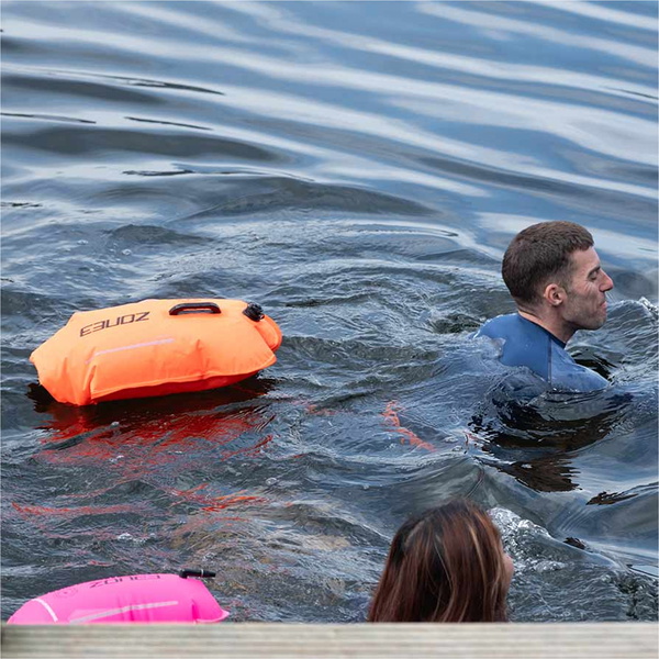 2026 Zone3 Recycled 28L Safety Buoy / Dry Bag SA23RSBDB11 - (genbrugt) Hi Vis Pink